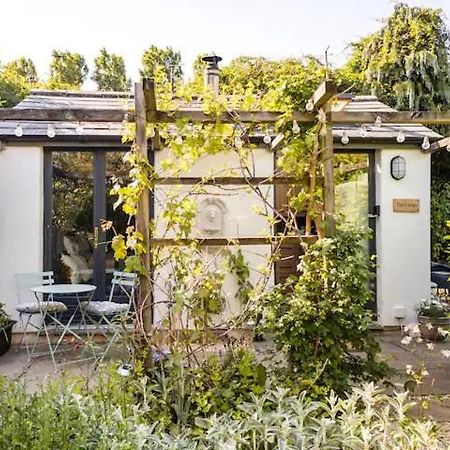 The Lodge - A Tranquil Escape Atworth Buitenkant foto